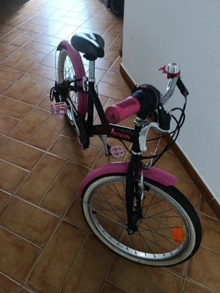 Bicicleta infantil negra y rosa