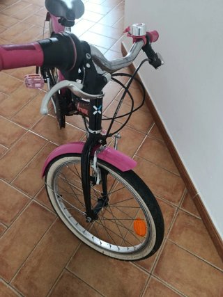 Bicicleta infantil negra y rosa