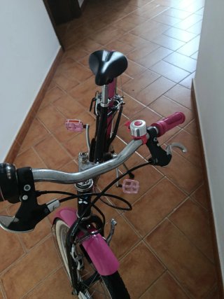 Bicicleta infantil negra y rosa