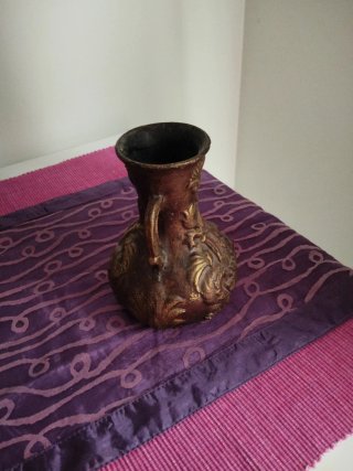 Jarrón decorativo marrón y dorado