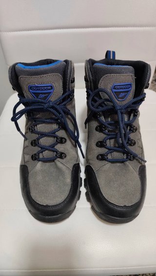 Botas de senderismo grises y azules