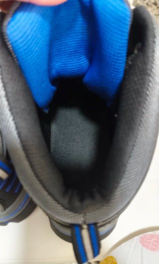 Botas de senderismo grises y azules