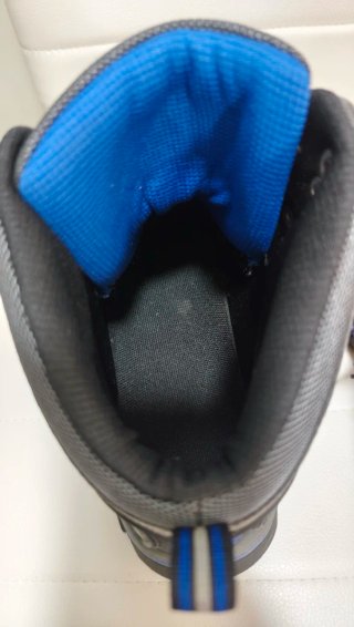 Botas de senderismo grises y azules