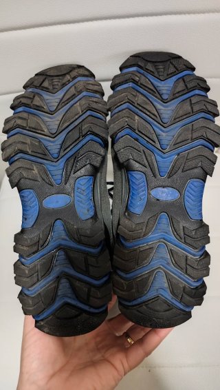 Botas de senderismo grises y azules