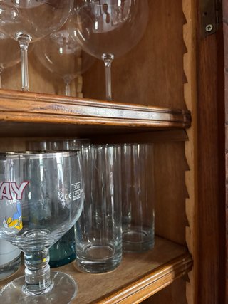 Vitrina antigua de madera y cristal, preciosa.