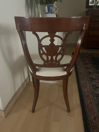 Silla de comedor de madera oscura
