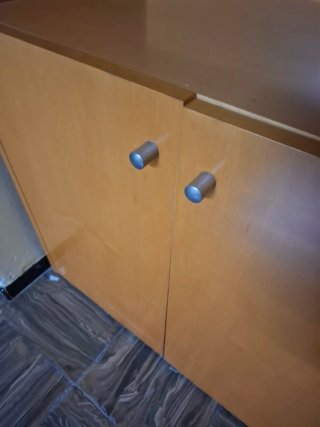 Armario estantería de madera con puertas