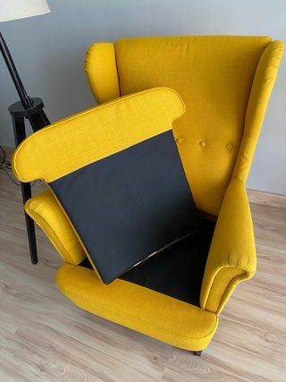 Sillón orejero amarillo Ikea