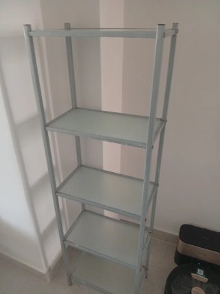 Estantería metálica con baldas de cristal
