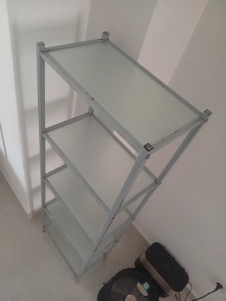Estantería metálica con baldas de cristal
