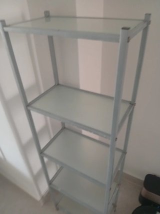 Estantería metálica con baldas de cristal