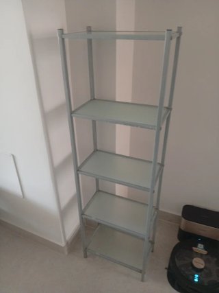 Estantería metálica con baldas de cristal