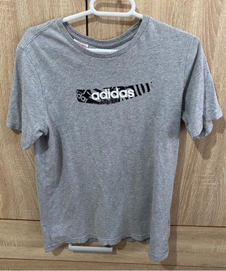 Camiseta Adidas gris con logo