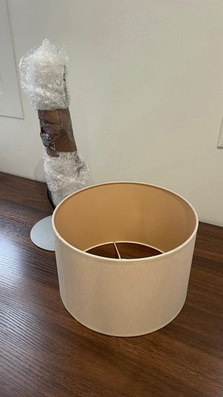 Lámpara de mesa beige y plateada