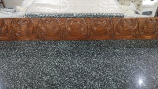 Bonita moldura de madera tallada