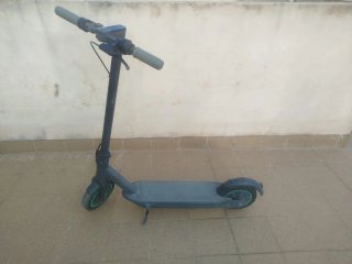 Patinete eléctrico gris