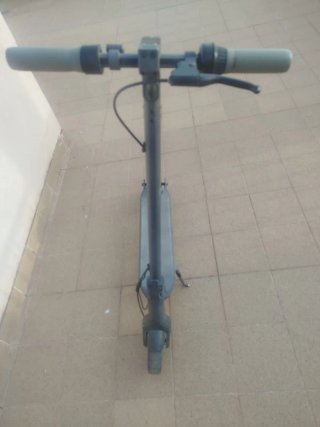 Patinete eléctrico gris