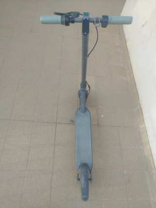 Patinete eléctrico gris