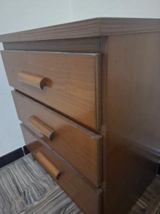 Cajonera de madera de 5 cajones.
