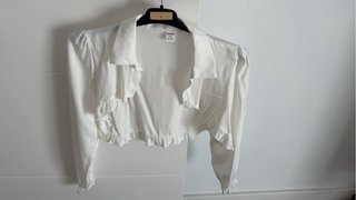 Vestido azul y blusa blanca con volantes