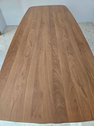 Mesa de reuniones ovalada de madera