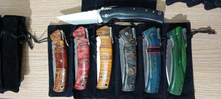 Set di rasoi da barba da collezione con manici in legno di vari colori e design