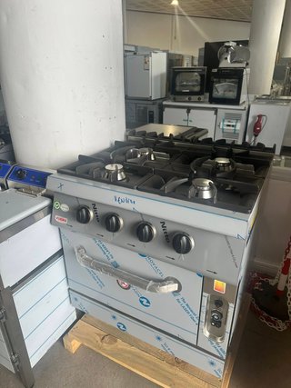 Cucina industriale 4 fuochi con forno