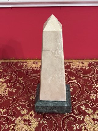 Piccolo obelisco bicolore in marmo