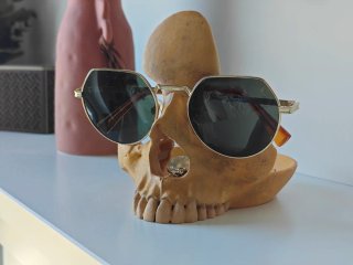 Soporte gafas calavera con bandeja.