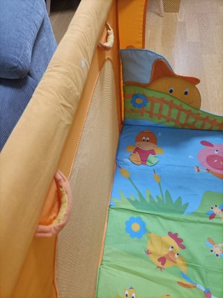 Parque infantil con estampado infantil