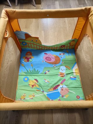 Parque infantil con estampado infantil
