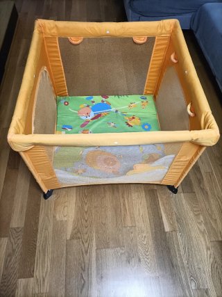 Parque infantil con estampado infantil