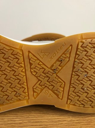 Zapatos de trabajo Airtox grises y blancos