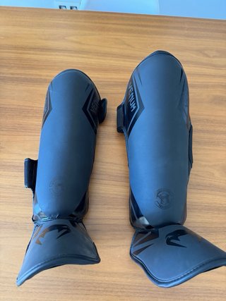 Guantes boxeo y protectores VENUM negros