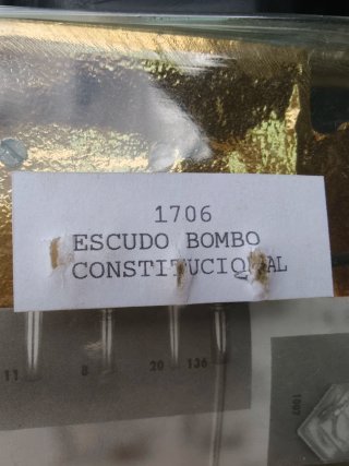Escudo baquetero dorado para bombo