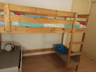 Litera IKEA madera, solo cama superior.