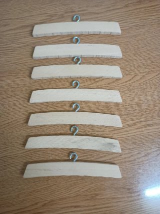 Perchas de Madera para Muñecas
