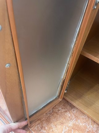 Mueble de baño con lavabo y espejo