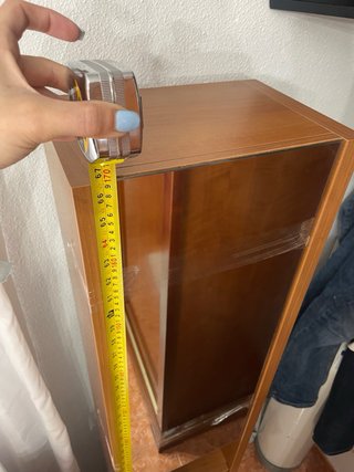 Mueble de baño con lavabo y espejo