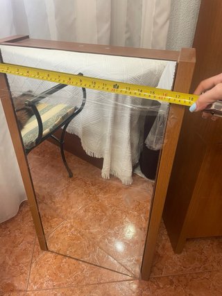 Mueble de baño con lavabo y espejo