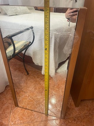 Mueble de baño con lavabo y espejo
