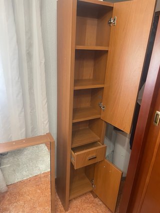 Mueble de baño con lavabo y espejo