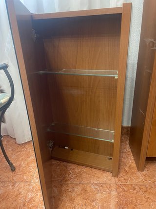 Mueble de baño con lavabo y espejo