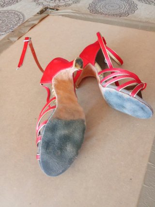 Zapatos de baile rojos y dorados