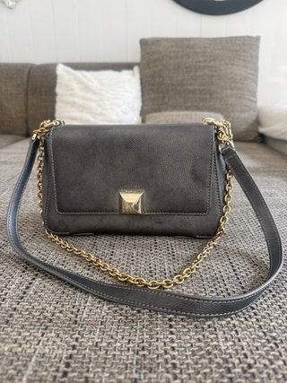 Bolso Furla Gris con Cadena Dorada