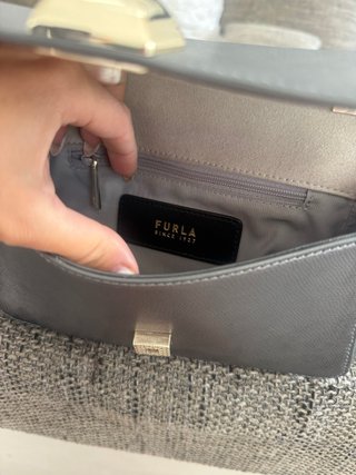 Bolso Furla Gris con Cadena Dorada