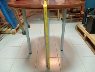Mesa redonda con patas desmontables de Ikea.