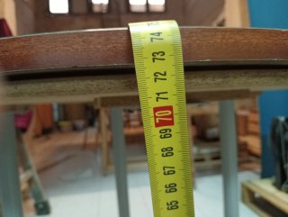 Mesa redonda con patas desmontables de Ikea.