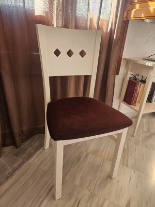 Cómodas Sillas de comedor blancas, asiento marrón