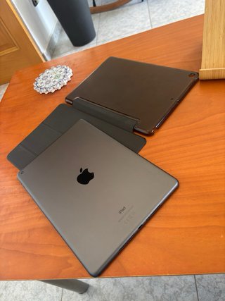 iPad 9ª Gen Plata + Soporte Ikea + Funda